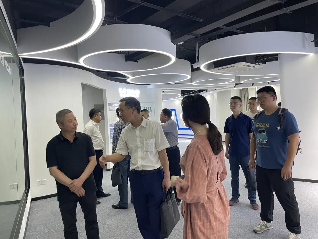 鹰潭市市委常委、副市长王雄一行莅临K8·凯发科技考察调研