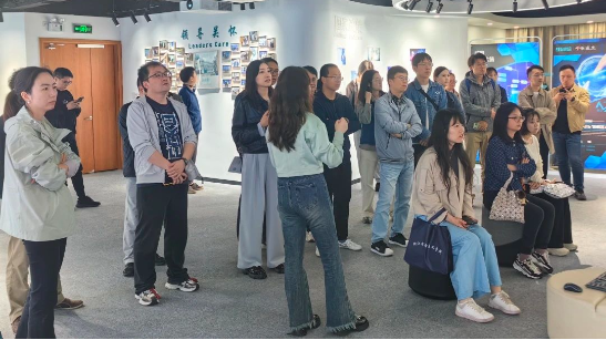 上海市党外干部团一行莅临K8·凯发科技考察调研